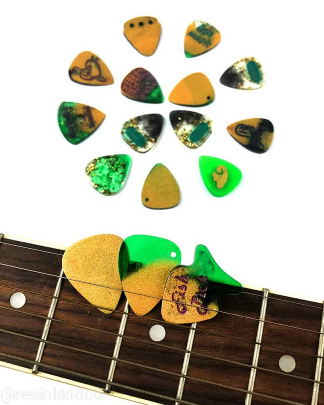  قالب پیک گیتار و هولدر پیک و گیتار