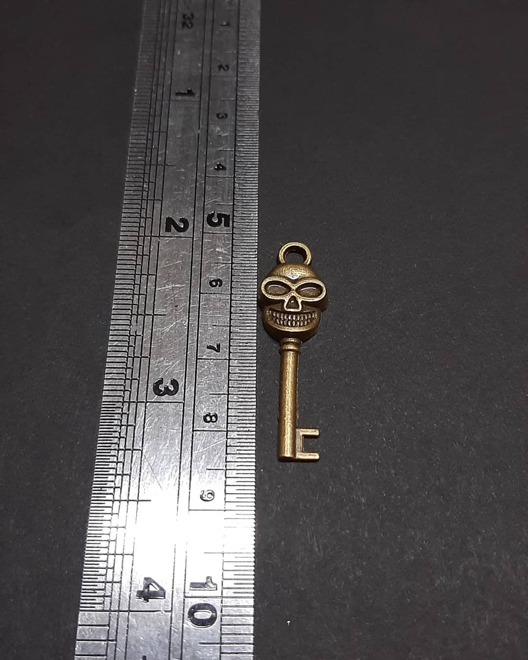  آویز کلیدبرنزی(طرح اسکلت)