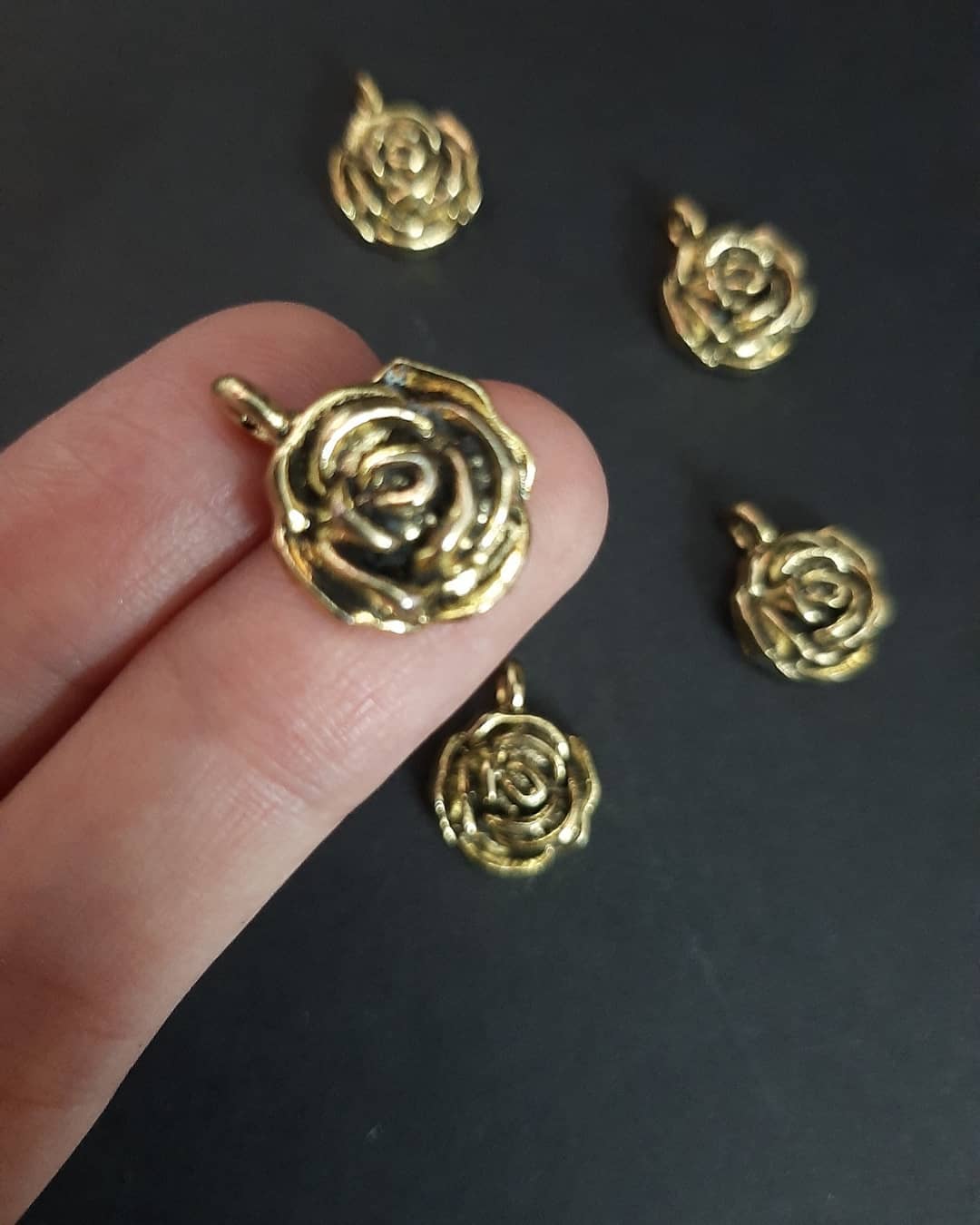  آویز فلزی گل رز