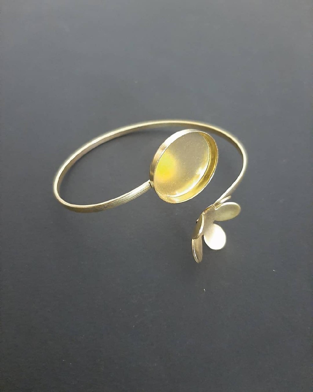 قاب دستبندکفه دار گل برنجی