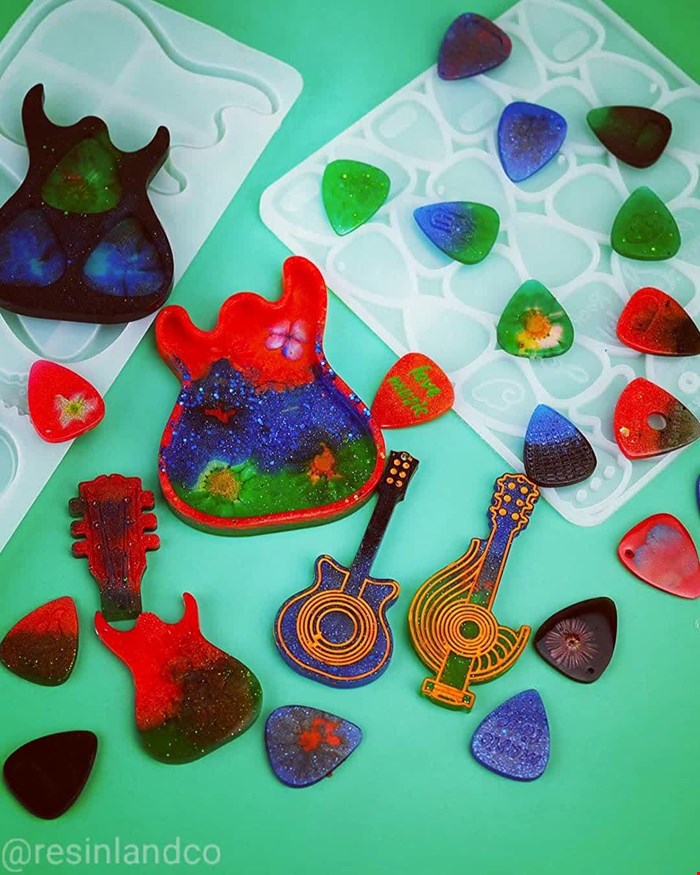 قالب پیک گیتار و هولدر پیک و گیتار